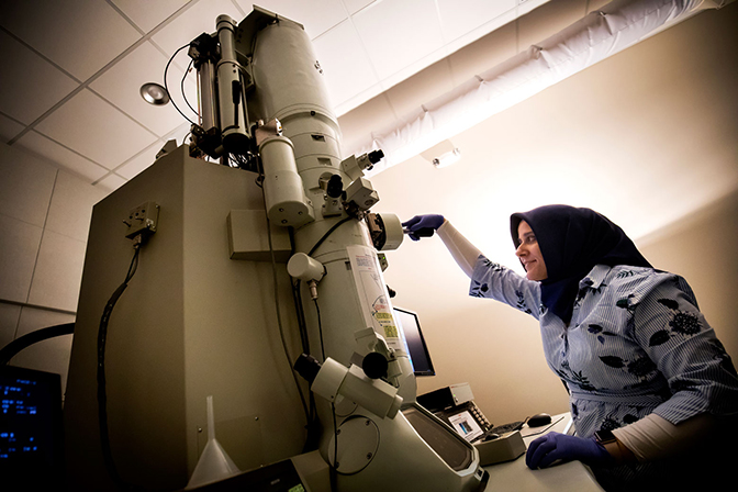 Image of Sumeyra Emre working at her lab