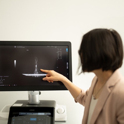 Zhen Xu, Professor of Biomedical Engineering, looks on as she explains a histotripsy treatment demonstration at HistoSonics. Photo: Erica Bass/Michigan Medicine